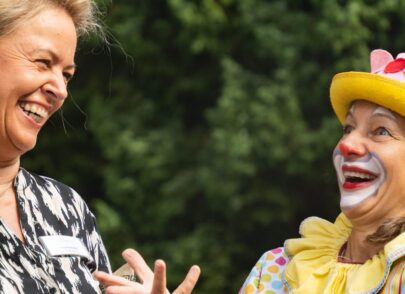 Lachender Clown mit lachender Dame