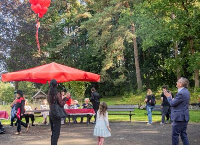 Gäste lassen Luftballons fliegen
